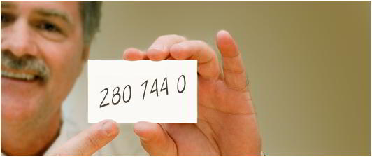 Mann mit Zettel in der Hand, darauf die Rufnummer 2801440